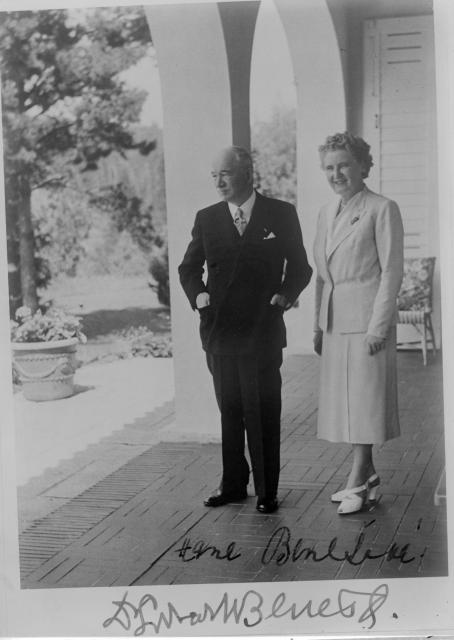 Prezident Beneš s chotí před vilou 8.6.1948