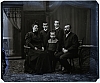 Ateliér. foto - manž. pár + uprostřed 3 stojící chlapci